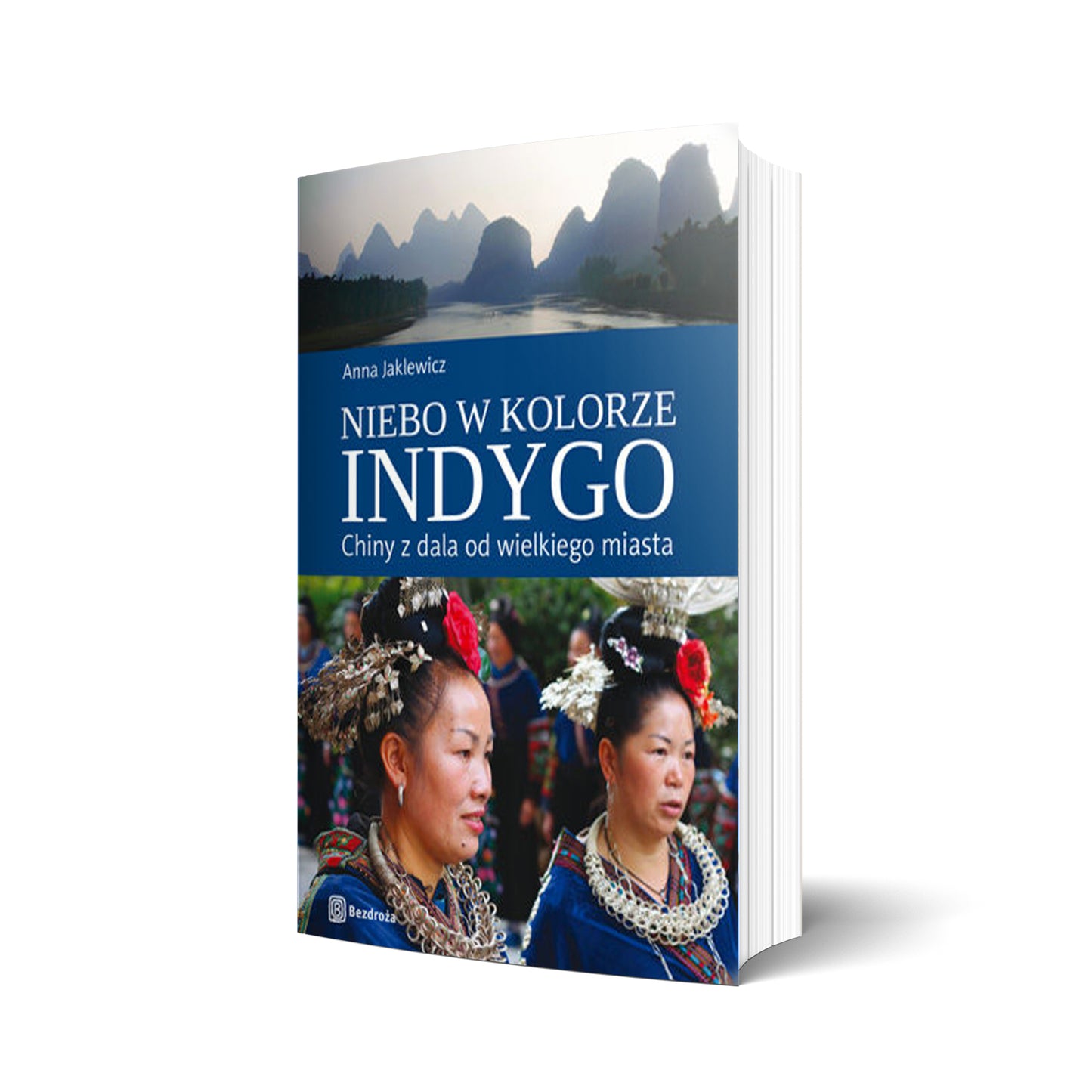 Niebo w kolorze indygo. Chiny z dala od wielkiego miasta.